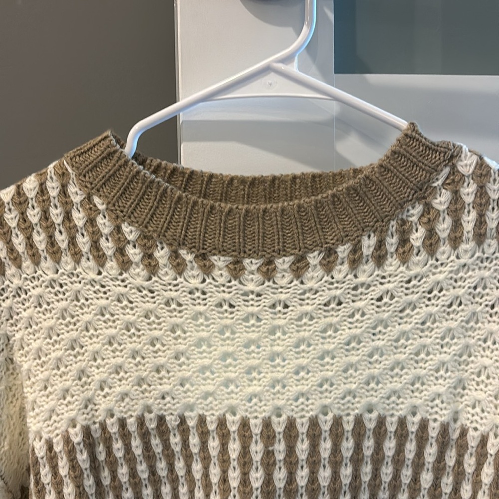 3/$10 🌼 Sweater - Picture 3 of 3